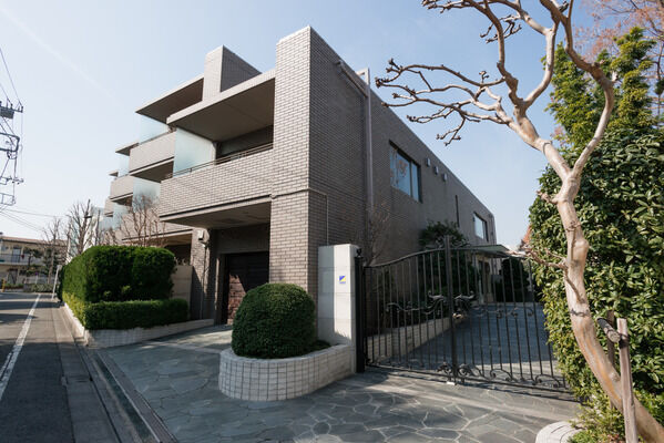 約25mの造形美豊かなアプローチが、ゲートからエントランスへ誘います。