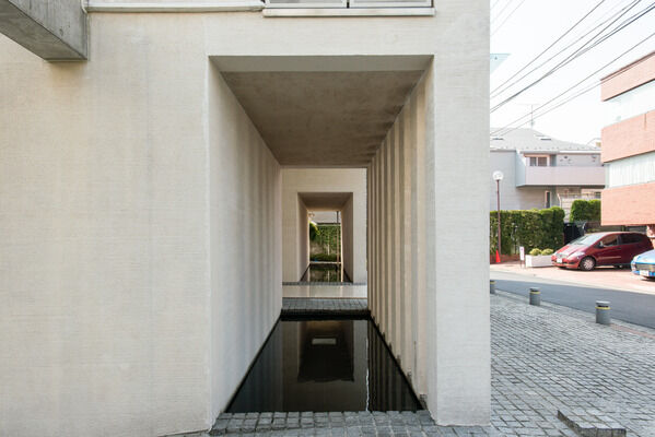 エントランスに通じる上品な雰囲気のアプローチは、芸術的センスさえ感じさせます。