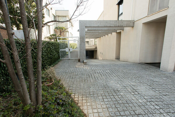 周囲の植栽が外部の視線を程よく遮ります。