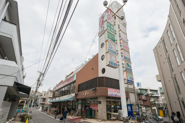 「丸正ストア代々木上原駅前店」は、約1,000m（徒歩13分）。