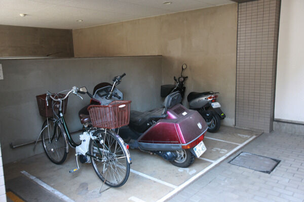 奥まったところにある駐輪場が雨風から大切な愛車を守ります。		