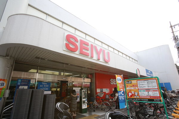 毎日のお買い物に便利。「西友下井草店」は約650ｍ（徒歩9分）。