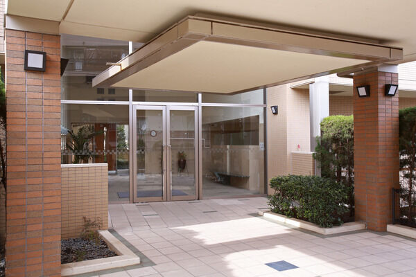 陽光がやさしく差し込むエントランスは、開放感ある2階吹き抜け。