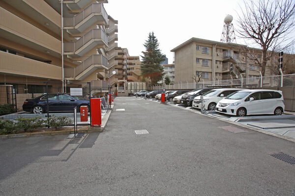 平面駐車場や機械式3段ピット式駐車場など、パーキングは67台分。