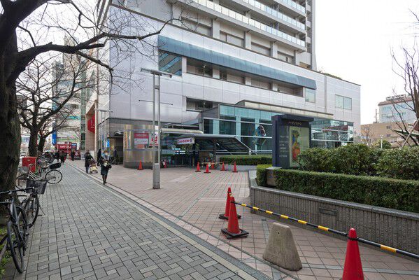 マンション前の道路は、閉塞感のない広さが確保されています。		 マンション前の道路は、閉塞感のない広さが確保されています。
