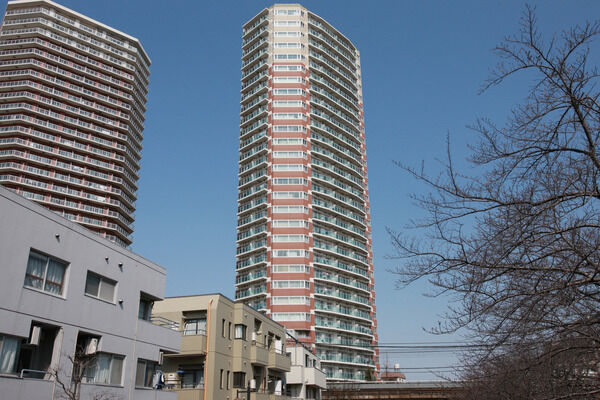 【パークタワー東中野】青空に凛とそびえる30階建ての高層ランドマークを私邸とする歓び。		