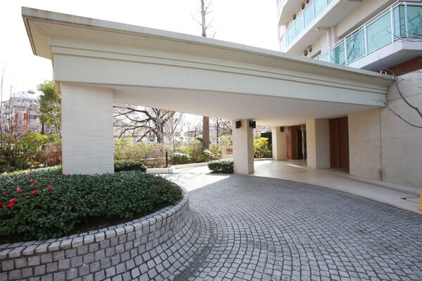 重厚な造りでありながら背景に透ける緑とのコントラストが繊細で美しいアプローチ。		 重厚な造りでありながら背景に透ける緑とのコントラストが繊細で美しいアプローチ。