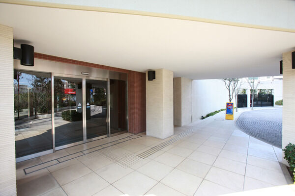 キャノピーがあり、雨の日でも濡れることなく車から乗り降り出来ます。		 キャノピーがあり、雨の日でも濡れることなく車から乗り降り出来ます。