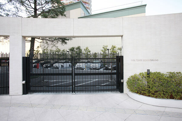 剣先をイメージしたフェンスが駐車場のゲートを格調高く守ります。		 剣先をイメージしたフェンスが駐車場のゲートを格調高く守ります。