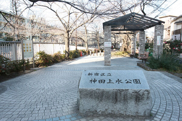 桜並木が美しい「神田上水公園」まで約100m(徒歩2分)。		 桜並木が美しい「神田上水公園」まで約100m(徒歩2分)。