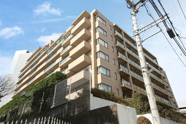 【パークハイム中野坂上】中央に中庭を配したコの字型構造で、プライバシーと通風、採光に配慮。