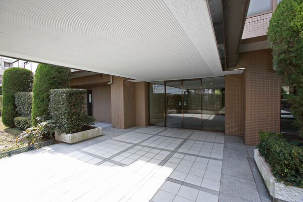 エントランスの両サイドを、約20種もの植栽が彩ります。