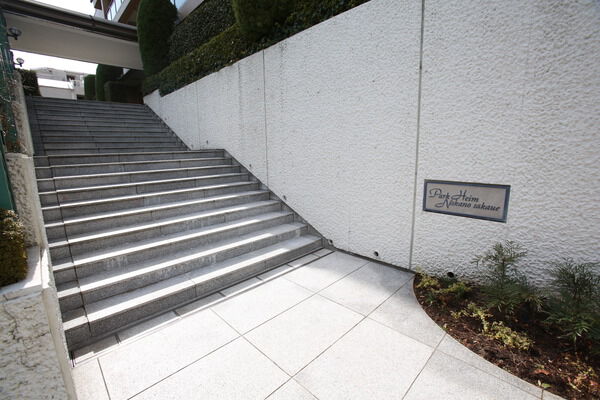 エントランスは周囲道路より高い位置に設け、独立性を確保。