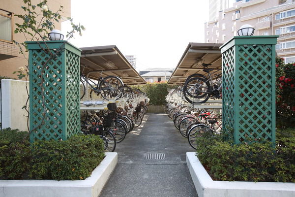 2段式の駐輪場は、約104台分駐車可能。