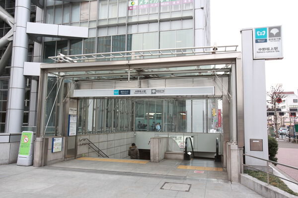東京メトロ丸ノ内線、都営大江戸線「中野坂上」駅までは、徒歩4分。