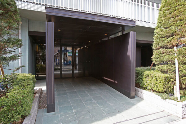 両脇に植栽されたコニファーの間を抜け、自分へと還る瞬間。