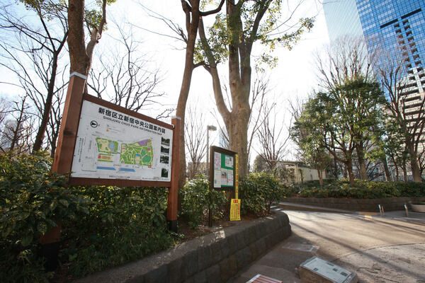 「新宿中央公園」は、約1,770m（徒歩23分）。