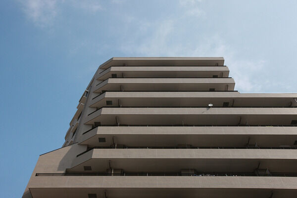 【永福町パークホームズ】ビューウイング住戸の南バルコニーは広々タイプの奥行き約2m。		 【永福町パークホームズ】ビューウイング住戸の南バルコニーは広々タイプの奥行き約2m。