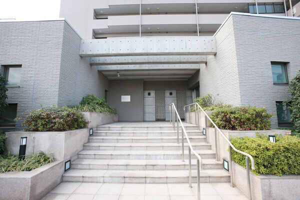 エントランスの2階には交流の場となるコミュニティルームも。		 エントランスの2階には交流の場となるコミュニティルームも。