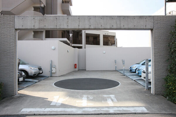 駐車場は南側に2段機械式を12台分、平置1台分、北側に3段機械式を18台分用意。		 駐車場は南側に2段機械式を12台分、平置1台分、北側に3段機械式を18台分用意。