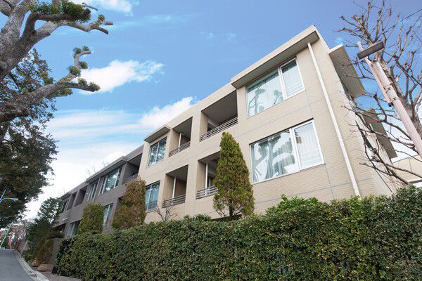 【パークハイム荻窪二丁目】御影石調割肌タイルなどの外壁素材を採用しています。		