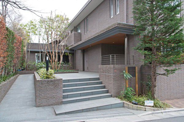 緑陰豊かなメインエントランス＆ファサードです。		