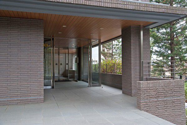 エントランスへのアプローチは、質感豊かな仕上げになっています。		