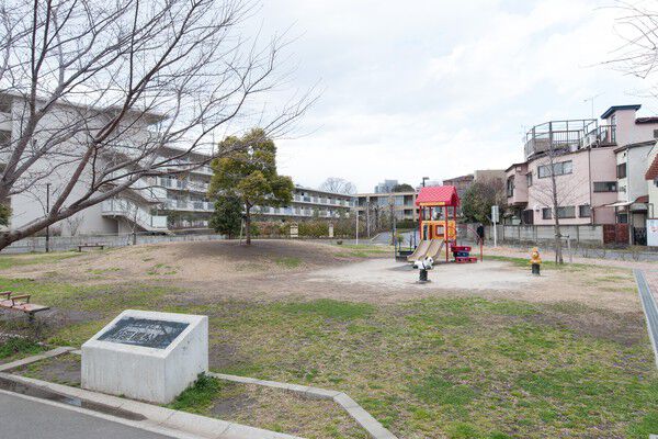 「松渓橋公園」は、善福寺川にかかる松渓橋のたもとにある公園です。		