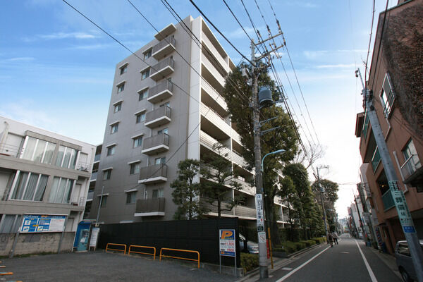 【パークホームズ西荻窪】保護樹林を生かした樹木配列が景観と調和し、家族の暮らしを見守ります。		