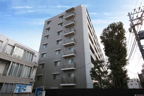 【パークホームズ西荻窪】背の高い植栽を通し、柔らかな木漏れ日がベランダに降り注ぎます。