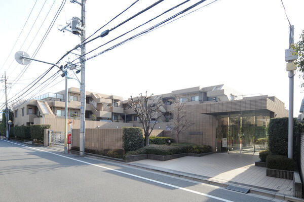 【浜田山イーストガーデン】のびやかな住宅街に現われる重厚感あふれる邸宅の佇まい。