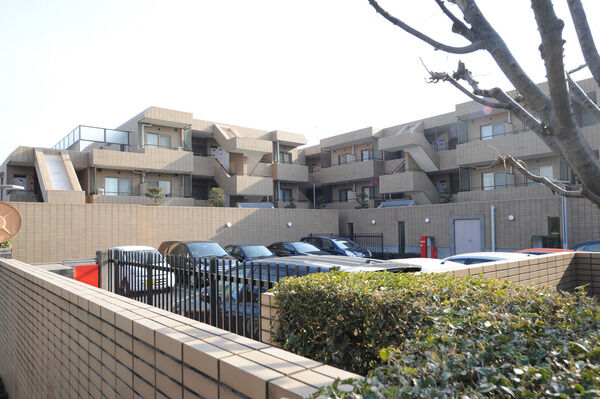 【浜田山イーストガーデン】建物北側からの外観。プライバシーとセキュリティに守られた安心の住まい。