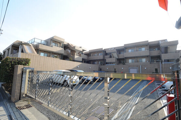 【浜田山イーストガーデン】ゲートのある平置き駐車場は、セキュリティ面でも安心です。