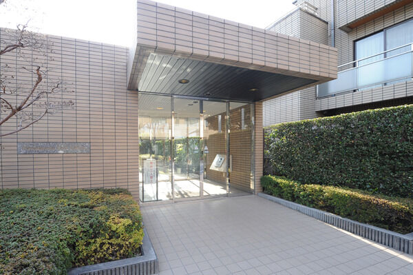 独立のエントランスは、落ち着きのある戸建て感覚の邸宅にふさわしい表情。