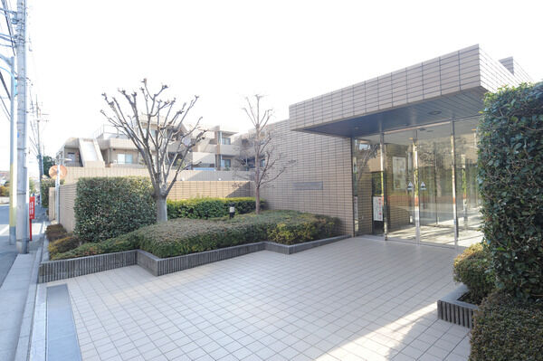 通りから一歩奥まったエントランスが、格調高いスペースを創りだすアプローチ。