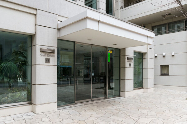 サウステラスとシーズンテラスの玄関となる「エントラスアトリウム」。