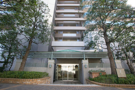 北側にあるフロントエントランス。両脇のシンボルツリーが迎えます。 北側にあるフロントエントランス。両脇のシンボルツリーが迎えます。