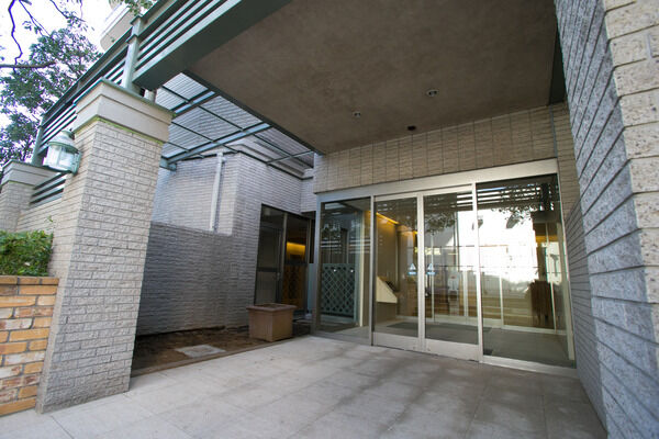 正面エントランスは重厚な大理石を用い、気品があります。		