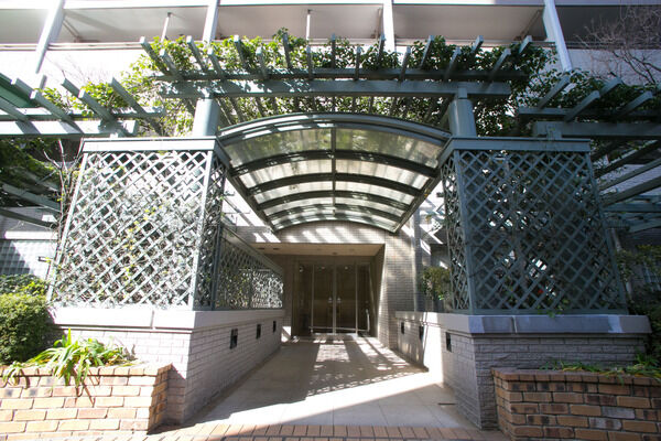 自然に囲まれて進むガーデンエントランスへのアプローチ。		