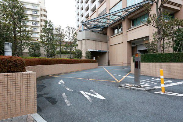 地下1・2階に223台分の駐車場を確保しています。 地下1・2階に223台分の駐車場を確保しています。