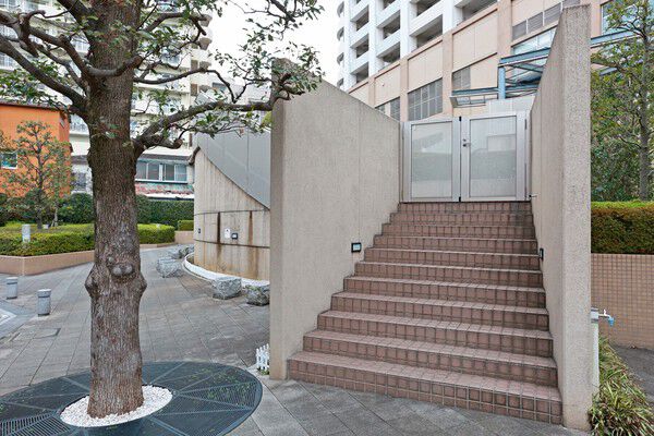 エントランス付近は、自然石や緑が美しく配されています。		 エントランス付近は、自然石や緑が美しく配されています。