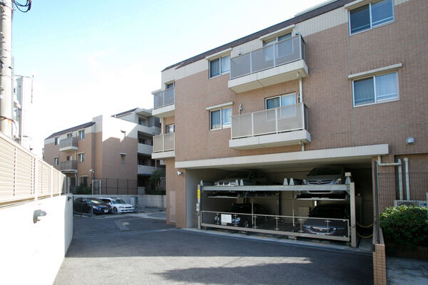 敷地内には23台の駐車場、72台の駐輪場を設置。