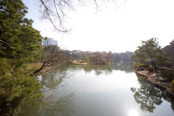 自然豊かな「六義園」は、約2,090m（徒歩27分）。