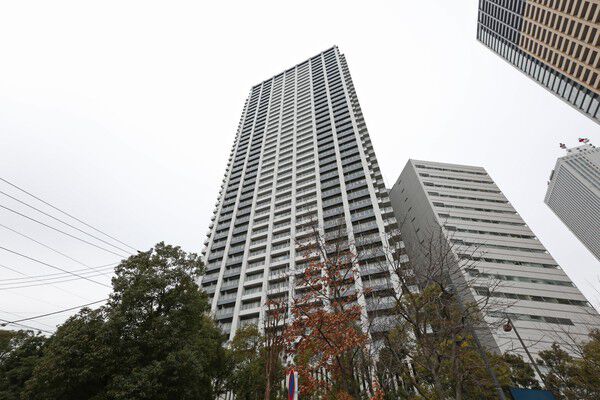 【エアライズタワー】敷地まわりは多彩な樹木で包まれています。	