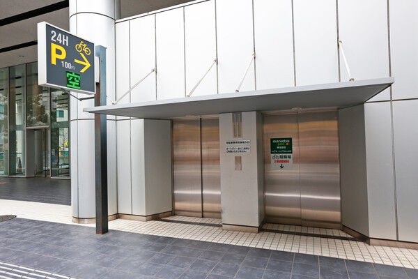 駐輪場には双方向開閉型のエレベーターで、一方通行で出入りできる安心の動線。 駐輪場には双方向開閉型のエレベーターで、一方通行で出入りできる安心の動線。