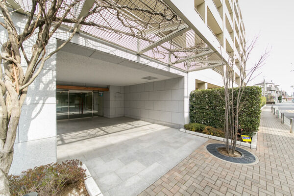 車寄せのあるエントランス。お子様の乗り降りや荷物の出し入れもスマートに。