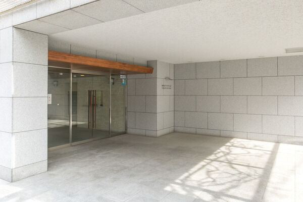 広々としたエントランスはスタイリッシュな印象です。