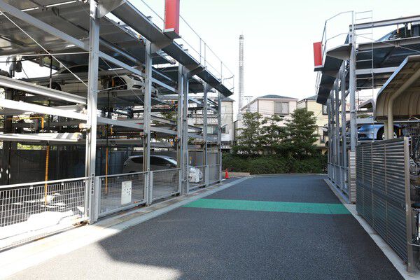 敷地内に配置された立体式のパーキングは61台を収容可能。		