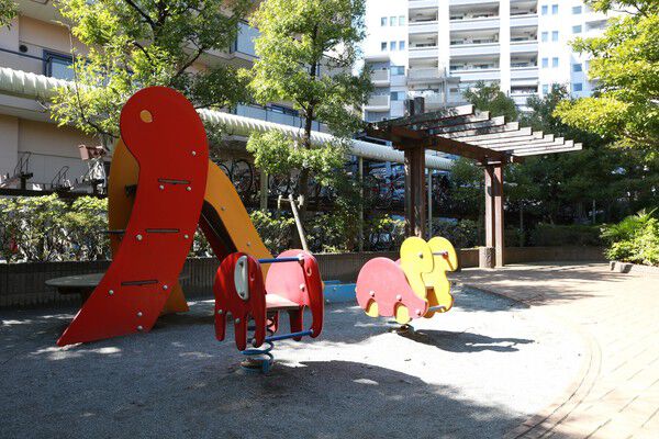 敷地内には小さい子どもが安心して遊べる遊具が備わる。		