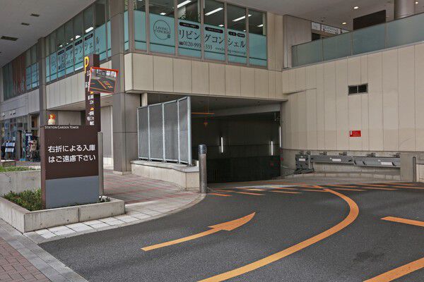 スロープで地下2階駐車場へ。エレベーター式パーキングを62台用意。		